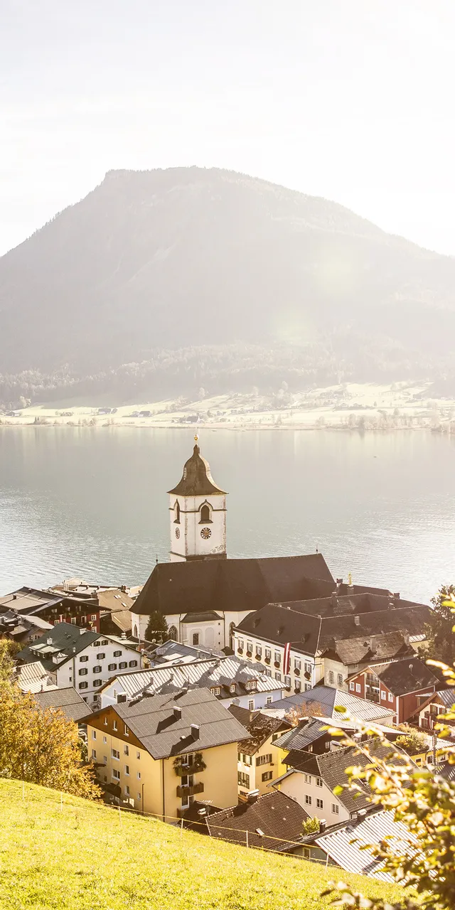 Malerischer Blick auf St. Wolfgang am Wolfgangsee mit Bergen im goldenen Sonnenlicht